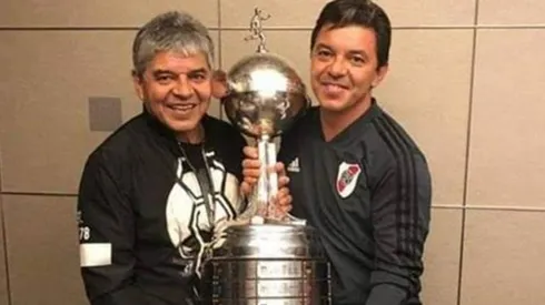 El Muñeco posando con la Libertadores junto a su padre Máximo