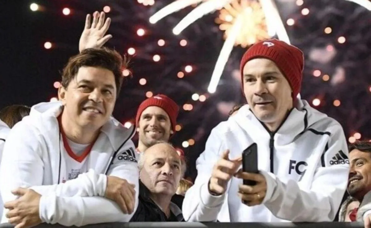 El Muñeco y el Mago, celebrando juntos en la despedida de Cavenaghi en el Monumental