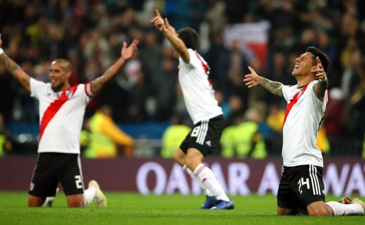 Maidana, Quintero y Enzo Pérez arrodillados en el pasto del Santiago Bernabéu.