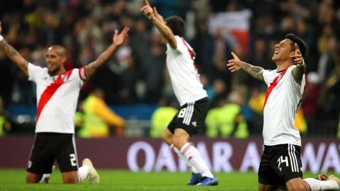 Maidana, Quintero y Enzo Pérez arrodillados en el pasto del Santiago Bernabéu.