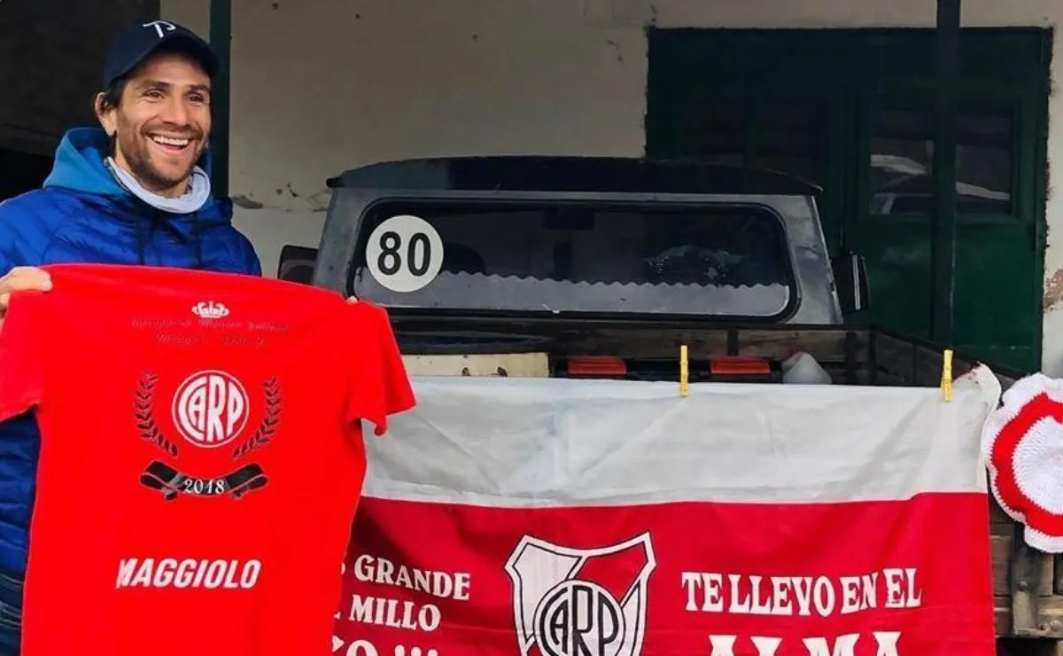 El capitán hizo su visita y se sacó fotos con los colores millonarios.