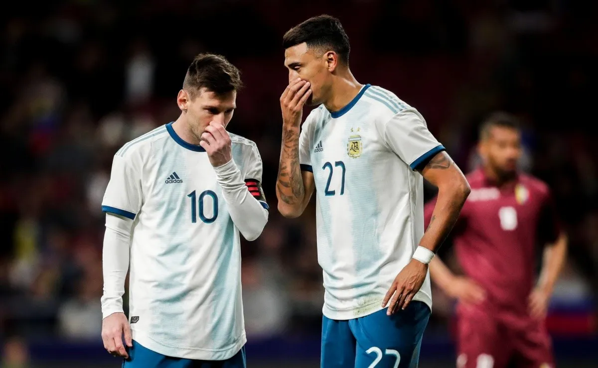 Matías Suárez charla con Lionel Messi en un amistoso frente a Venezuela.