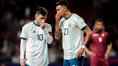 Matías Suárez charla con Lionel Messi en un amistoso frente a Venezuela.