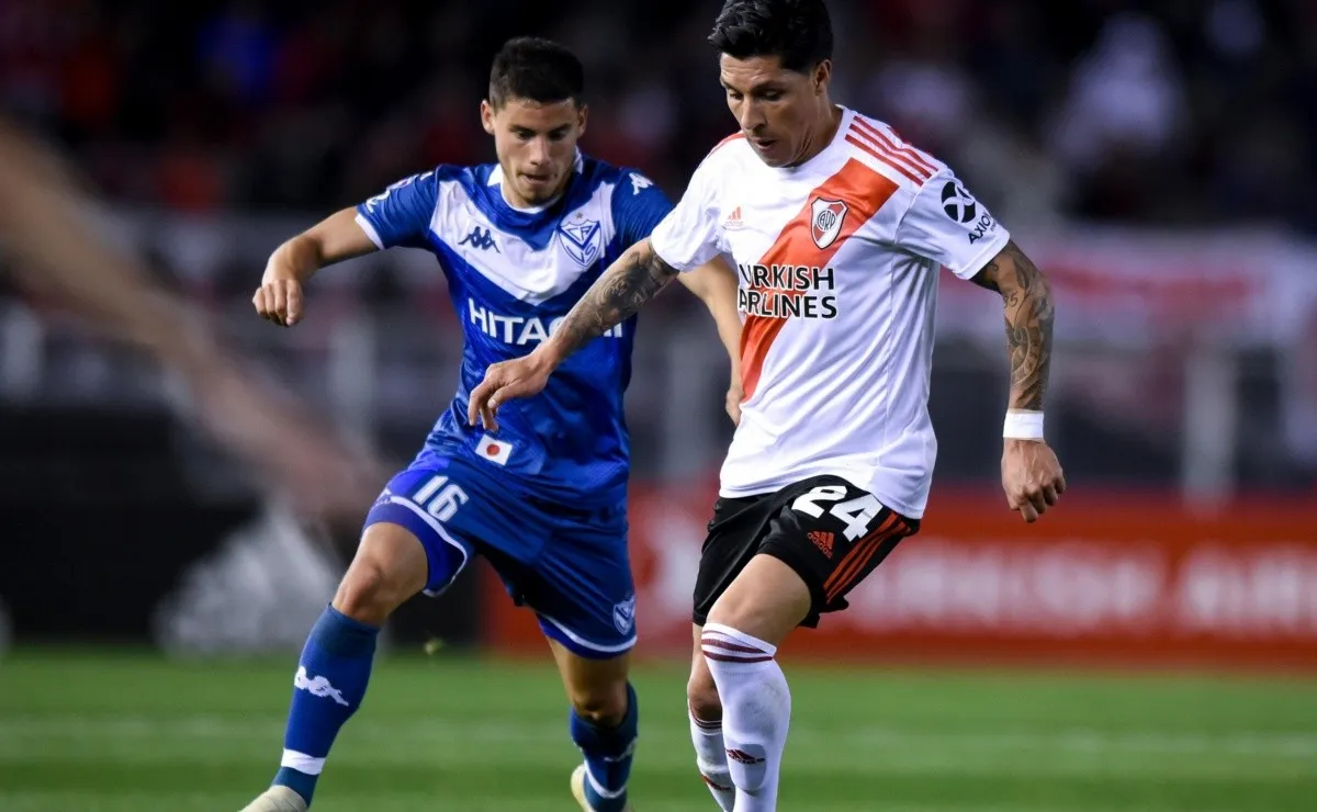 Robertone marca a Enzo Pérez en el último duelo jugado en el Monumental.