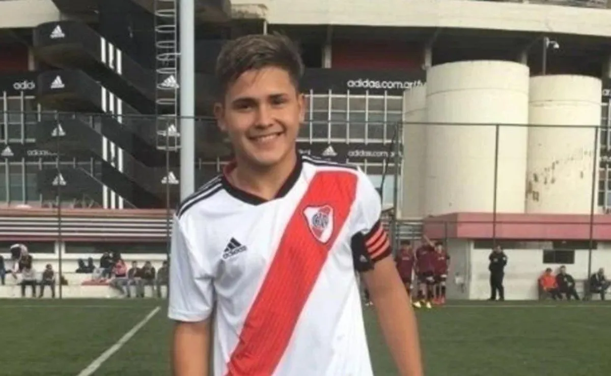El juvenil en la cancha auxiliar del Monumental con el brazalete de capitán.