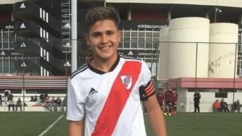 El juvenil en la cancha auxiliar del Monumental con el brazalete de capitán.