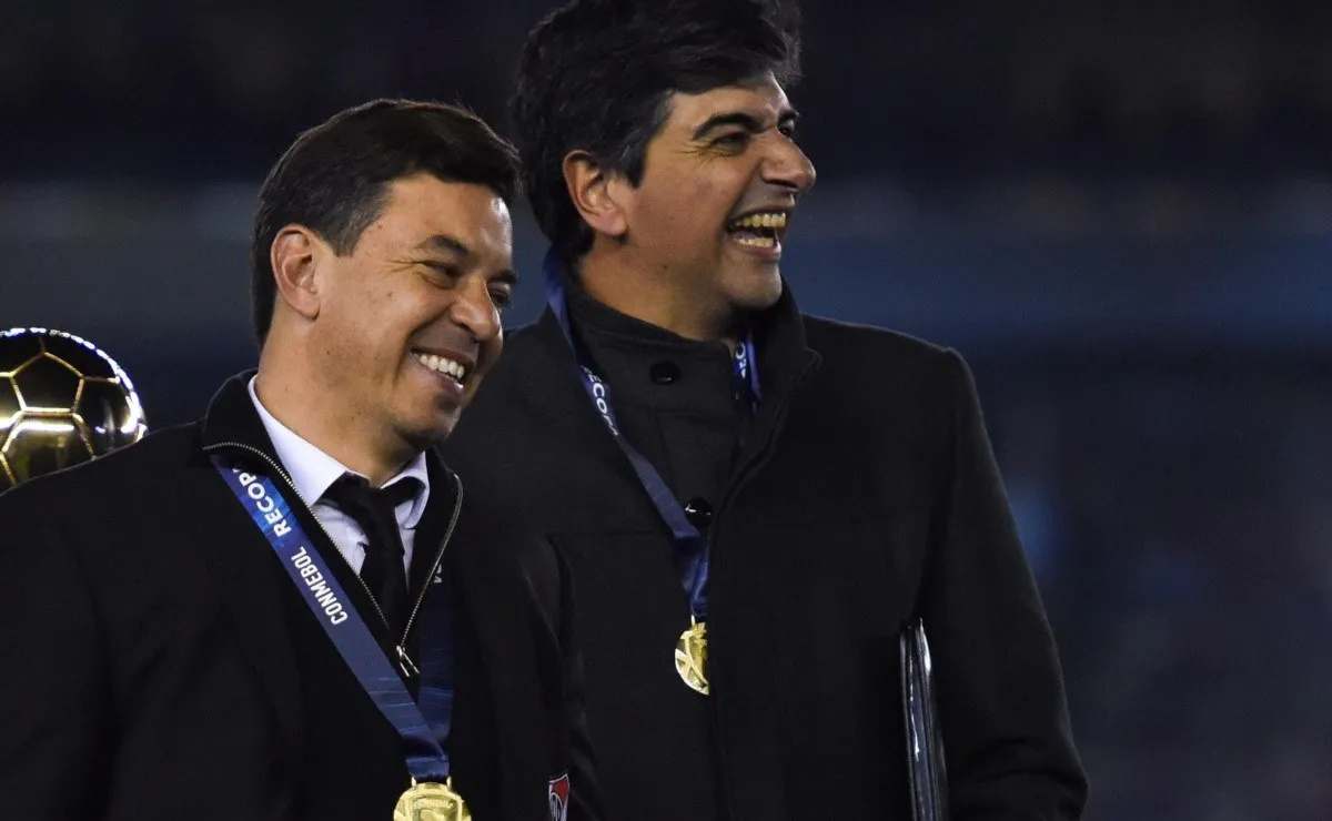 El técnico y su ayudante luego de ganar la Recopa Sudamericana 2019.