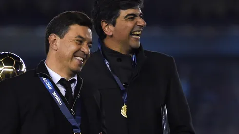 El técnico y su ayudante luego de ganar la Recopa Sudamericana 2019.