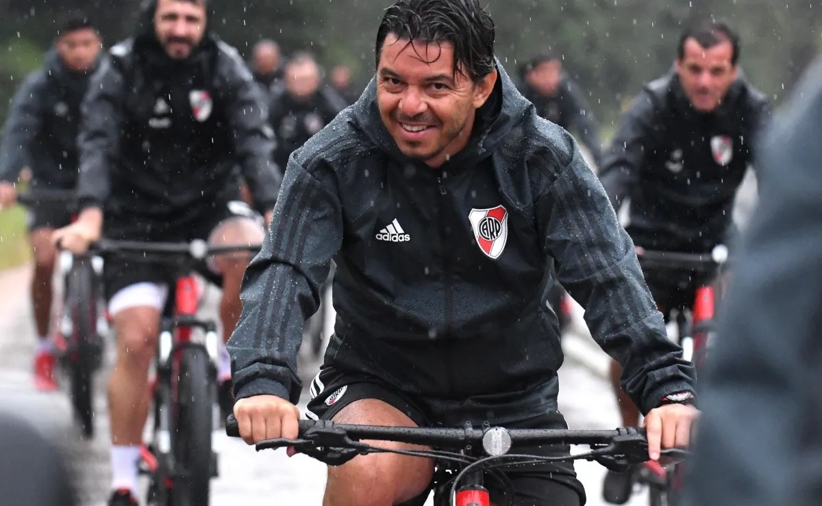 El Muñeco, durante una pretemporada, encabezando un entrenamiento arriba de la bicicleta.