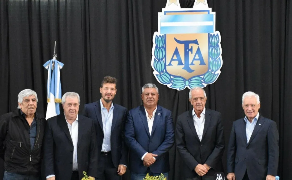 Tapia posando con los presidentes de los equipos más representativos del país