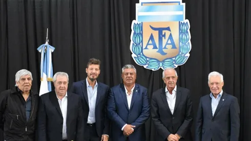 Tapia posando con los presidentes de los equipos más representativos del país