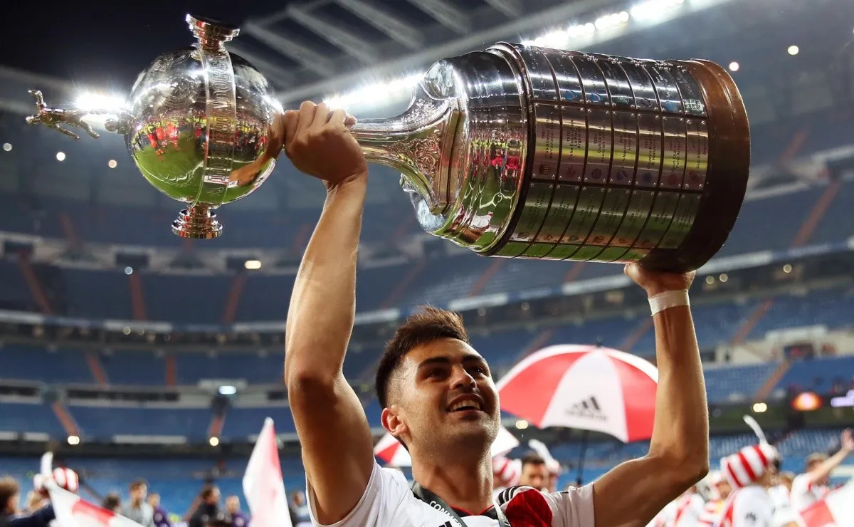 Uno de los protagonistas de la noche, con la Copa en sus manos.
