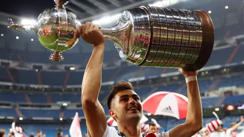 Uno de los protagonistas de la noche, con la Copa en sus manos.