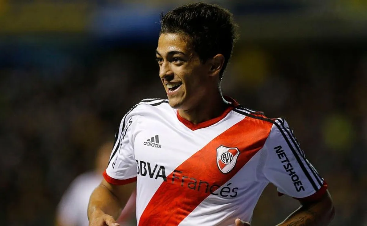Manu no oculta su fanatismo por los colores riverplatenses