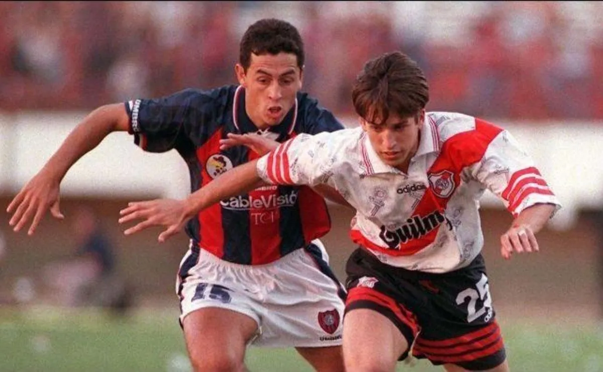 El hermano del Rolfi persigue a Placente en un encuentro frente a River.