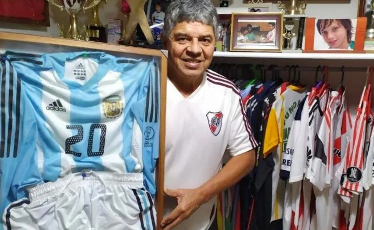 Máximo muestra con orgullo la donación y toda su colección.
