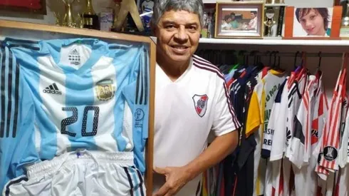 Máximo muestra con orgullo la donación y toda su colección.