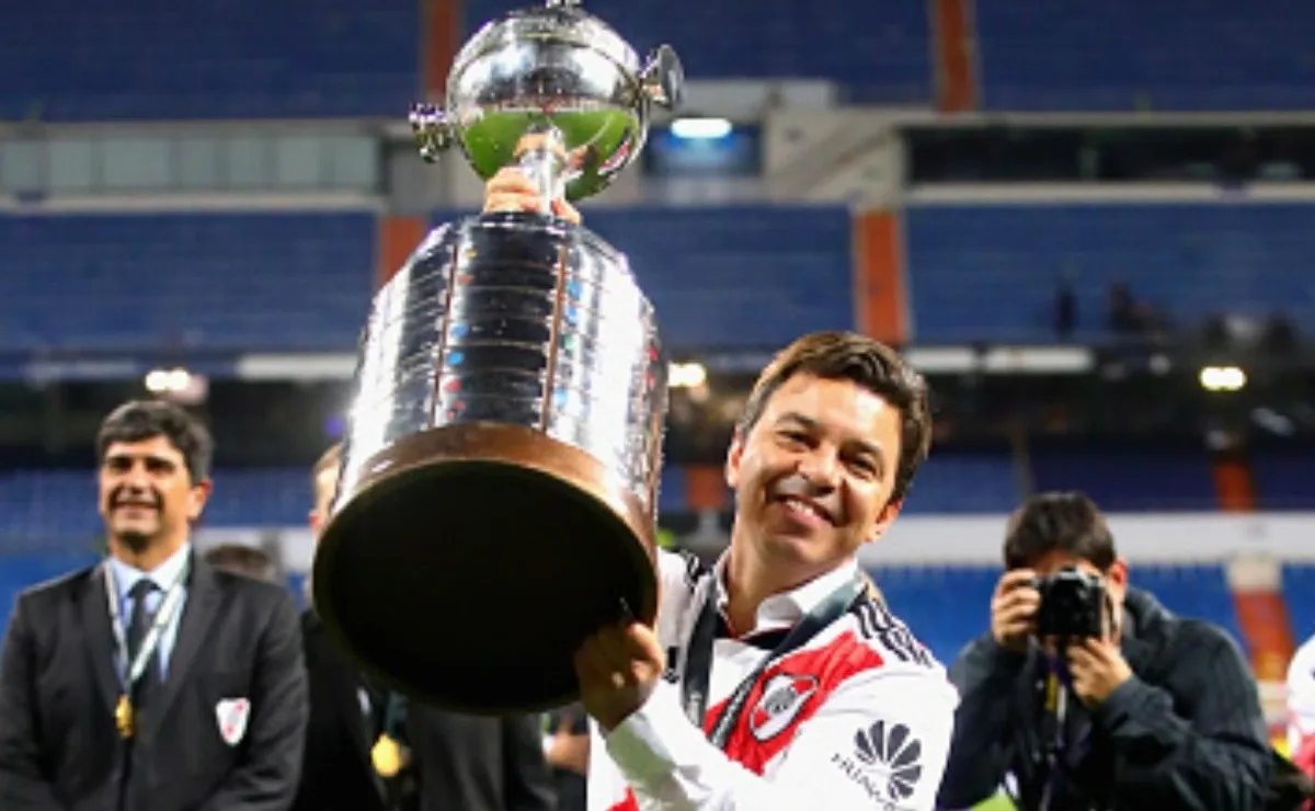 El momento inolvidable en el que el Muñeco levantó la Libertadores en el Bernabéu