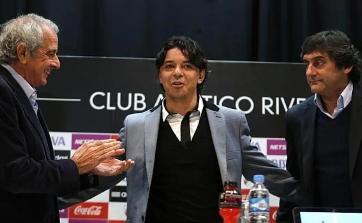 El Muñeco junto a Rodolfo D'Onofrio y Enzo Francescoli en el día de su primera conferencia de prensa