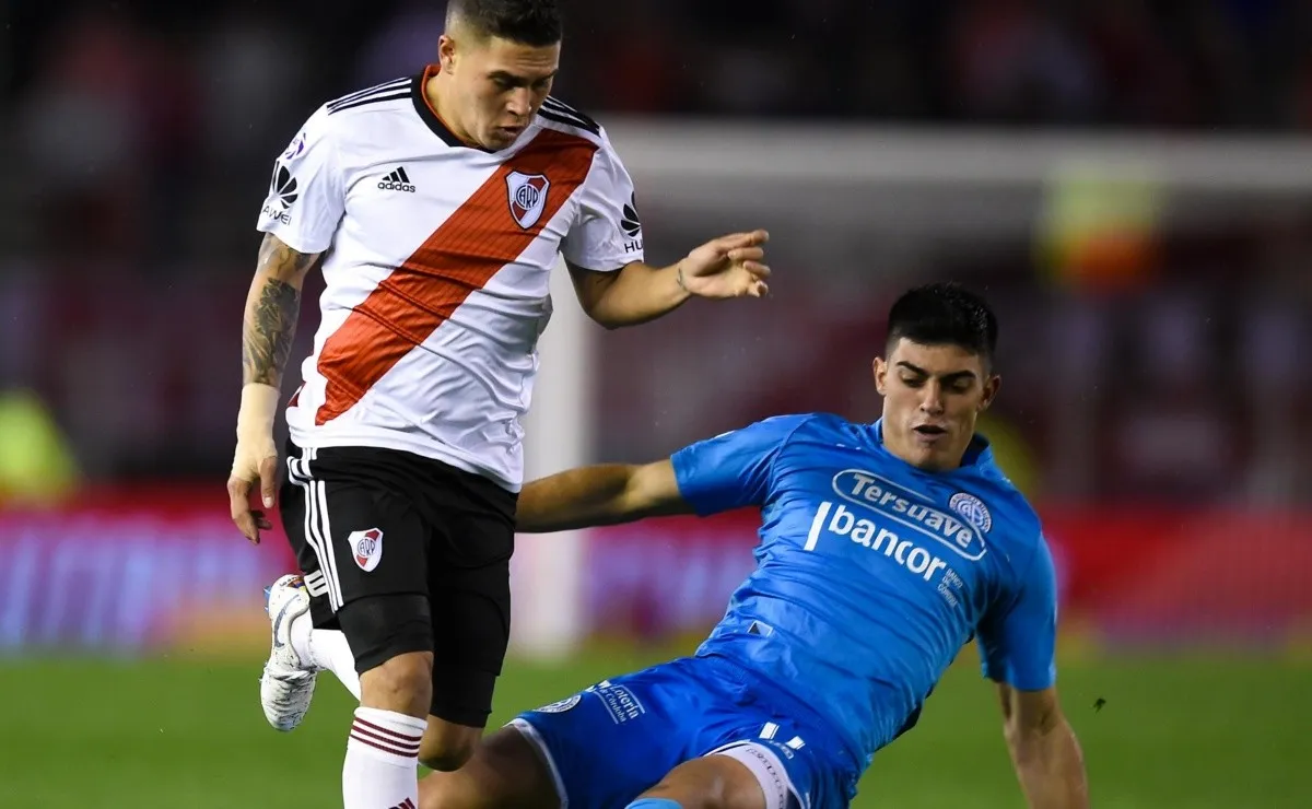 Brunetta marca a Juanfer Quintero mientras jugaba para Belgrano.
