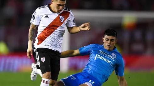 Brunetta marca a Juanfer Quintero mientras jugaba para Belgrano.