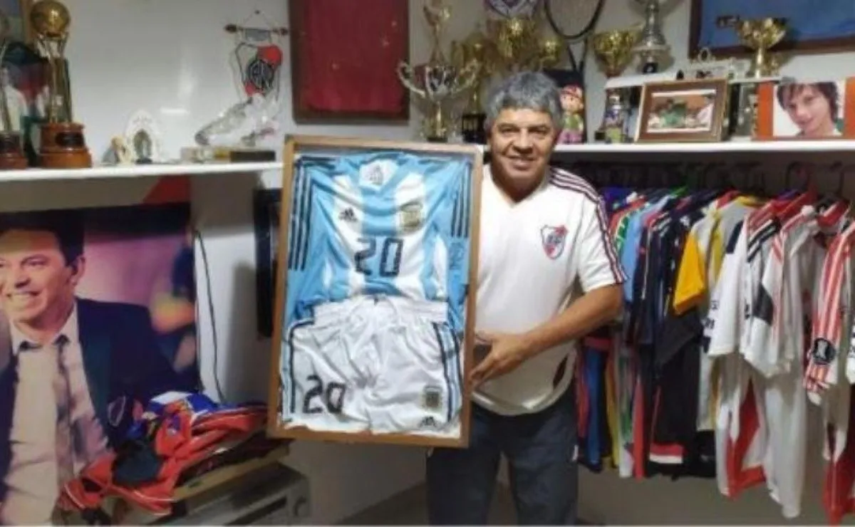 Máximo Gallardo y el museo del Muñeco, con camisetas, trofeos y mucho más. (FOTO: Subastas Web)