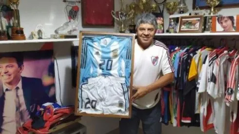 Máximo Gallardo y el museo del Muñeco, con camisetas, trofeos y mucho más. (FOTO: Subastas Web)