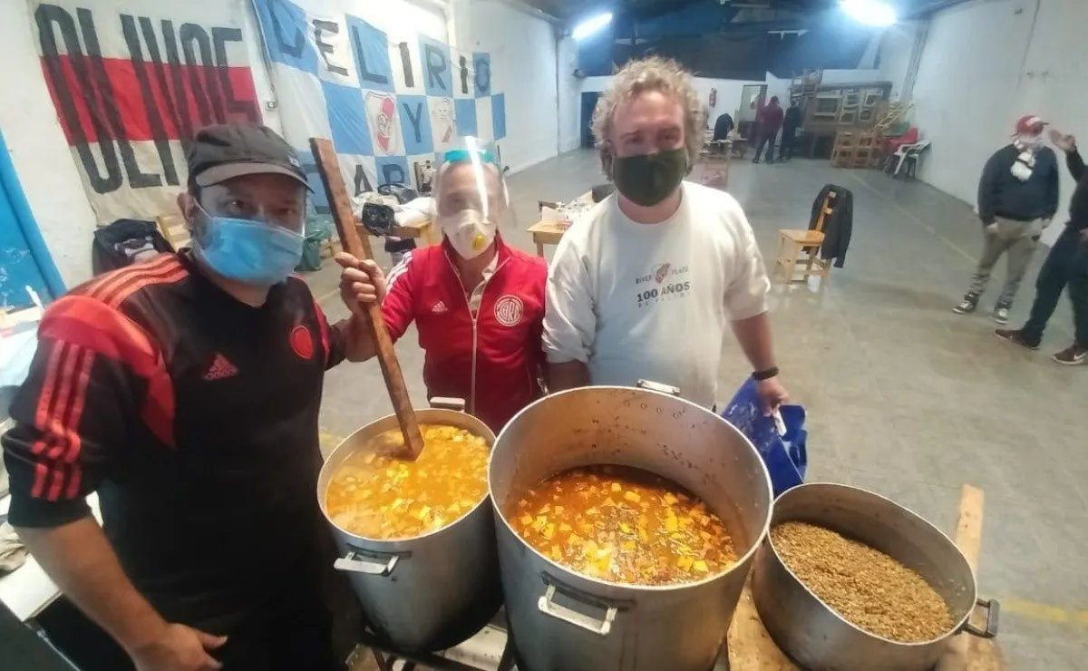 La preparación del locro en uno de los puntos donde se entregan las viandas
