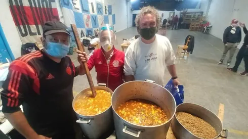 La preparación del locro en uno de los puntos donde se entregan las viandas