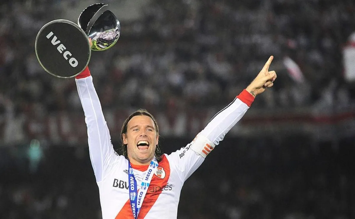 El capitán Fernando Cavenaghi levantando el trofeo de campeón