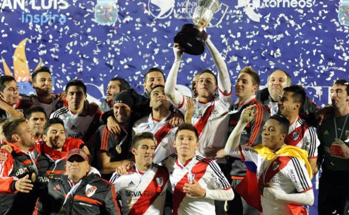 Ramiro Funes Mori levantando la copa luego del triunfo ante San Lorenzo