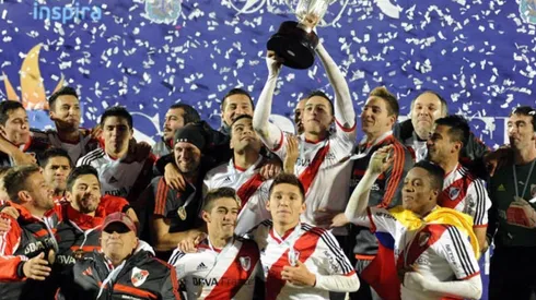 Ramiro Funes Mori levantando la copa luego del triunfo ante San Lorenzo