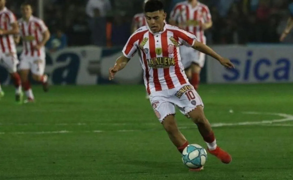 Valenzuela surgió en Racing, tuvo un paso por Chicago y ahora juega en Barracas Central