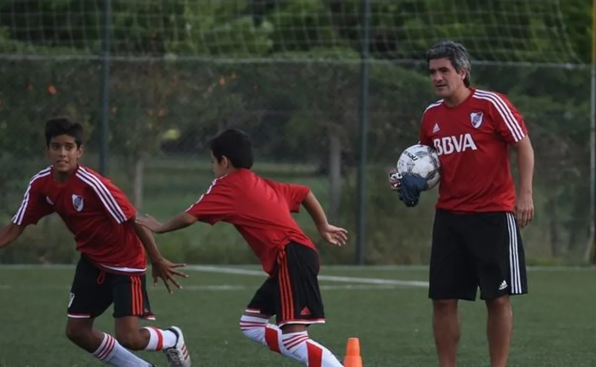 El Burrito practicando docencia con los chicos del club