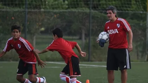 El Burrito practicando docencia con los chicos del club