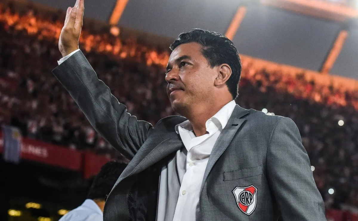 Marcelo Gallardo usa dos sacos habitualmente: uno gris y otro oscuro, ambos con el escudo de River. (FOTO: Getty)