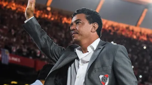 Marcelo Gallardo usa dos sacos habitualmente: uno gris y otro oscuro, ambos con el escudo de River. (FOTO: Getty)