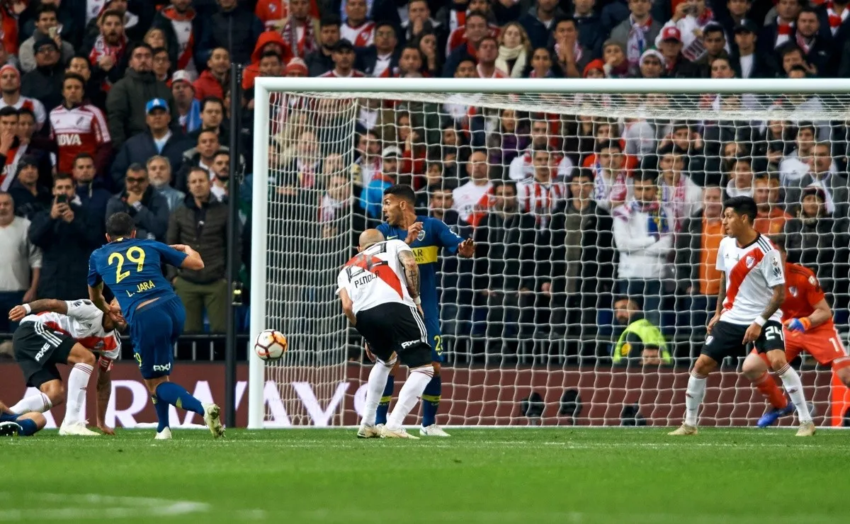 El momento en el que Jara remata de volea y la pelota va directo a estrellarse al palo derecho de Armani