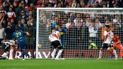 El momento en el que Jara remata de volea y la pelota va directo a estrellarse al palo derecho de Armani