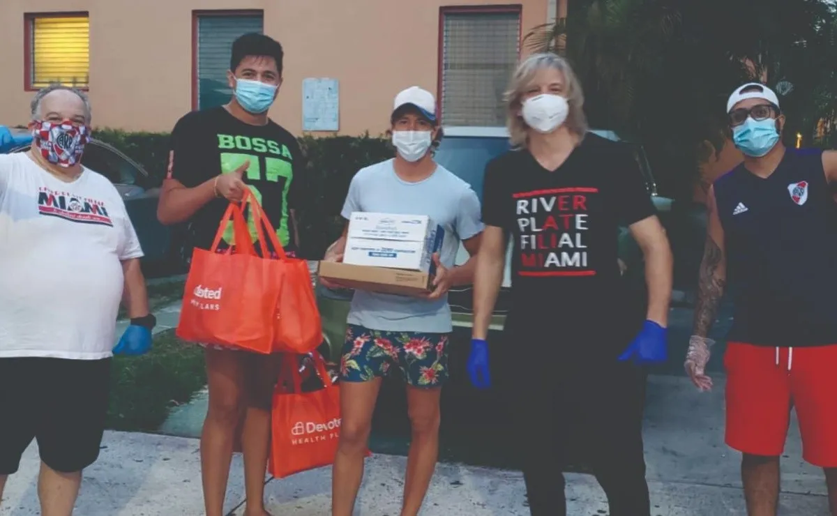 Los argentinos recibiendo alimentos por parte de la filial
