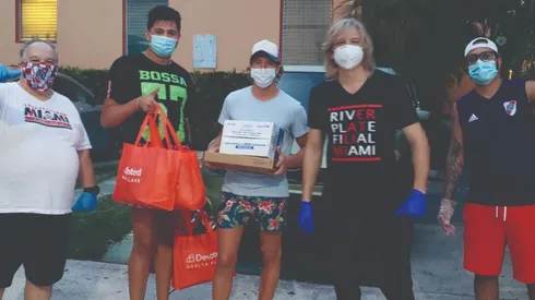 Los argentinos recibiendo alimentos por parte de la filial