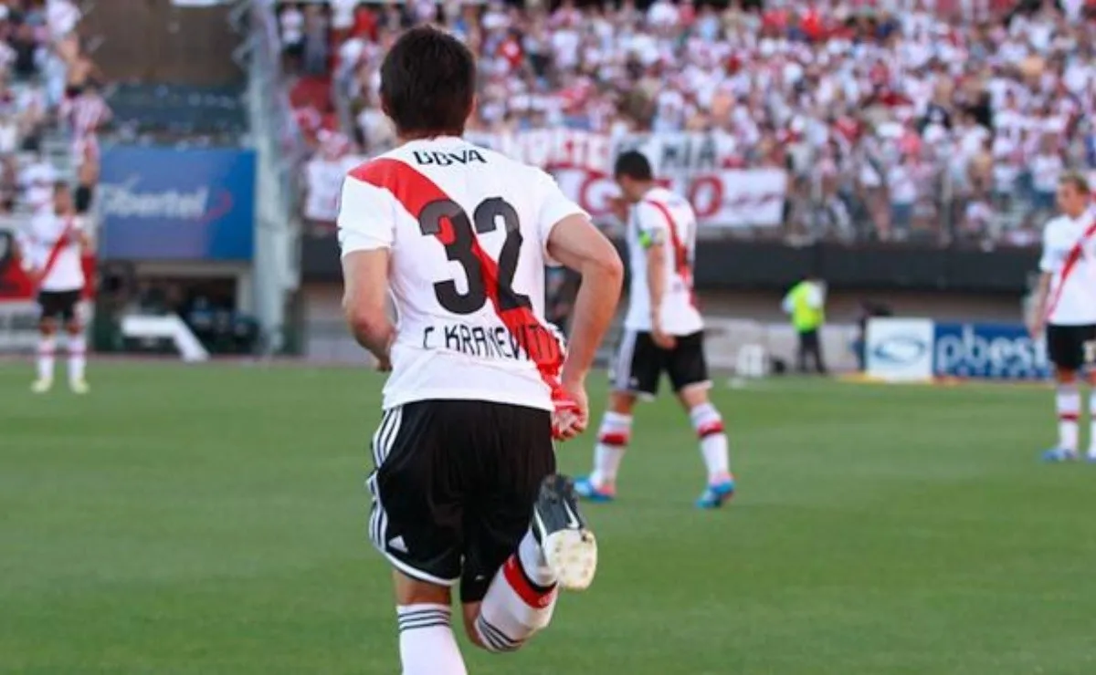 Matías Kranevitter usaba la camiseta número 32 cuando debutó, dorsal que actualmente es de Ignacio Scocco.