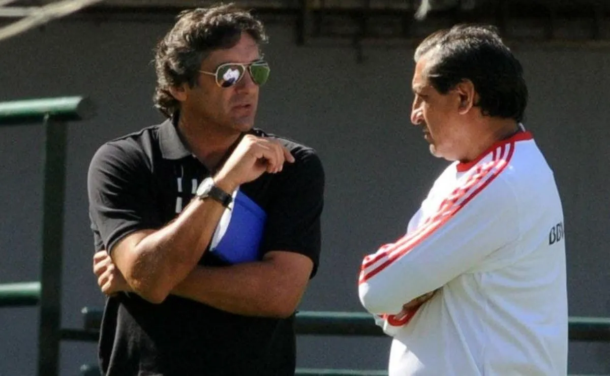 Enzo Francescoli y Ramón Díaz, en el año 2014, charlando en el estadio Monumental.