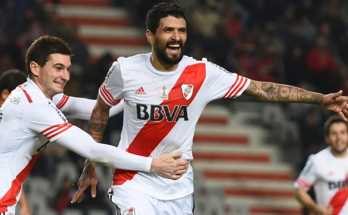 El volante festeja con Alario su gol a Estudiantes, uno de los dos que hizo en su segunda etapa en Núñez.