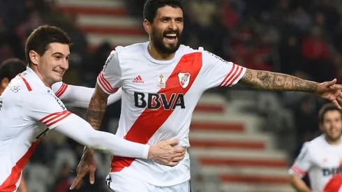 El volante festeja con Alario su gol a Estudiantes, uno de los dos que hizo en su segunda etapa en Núñez.