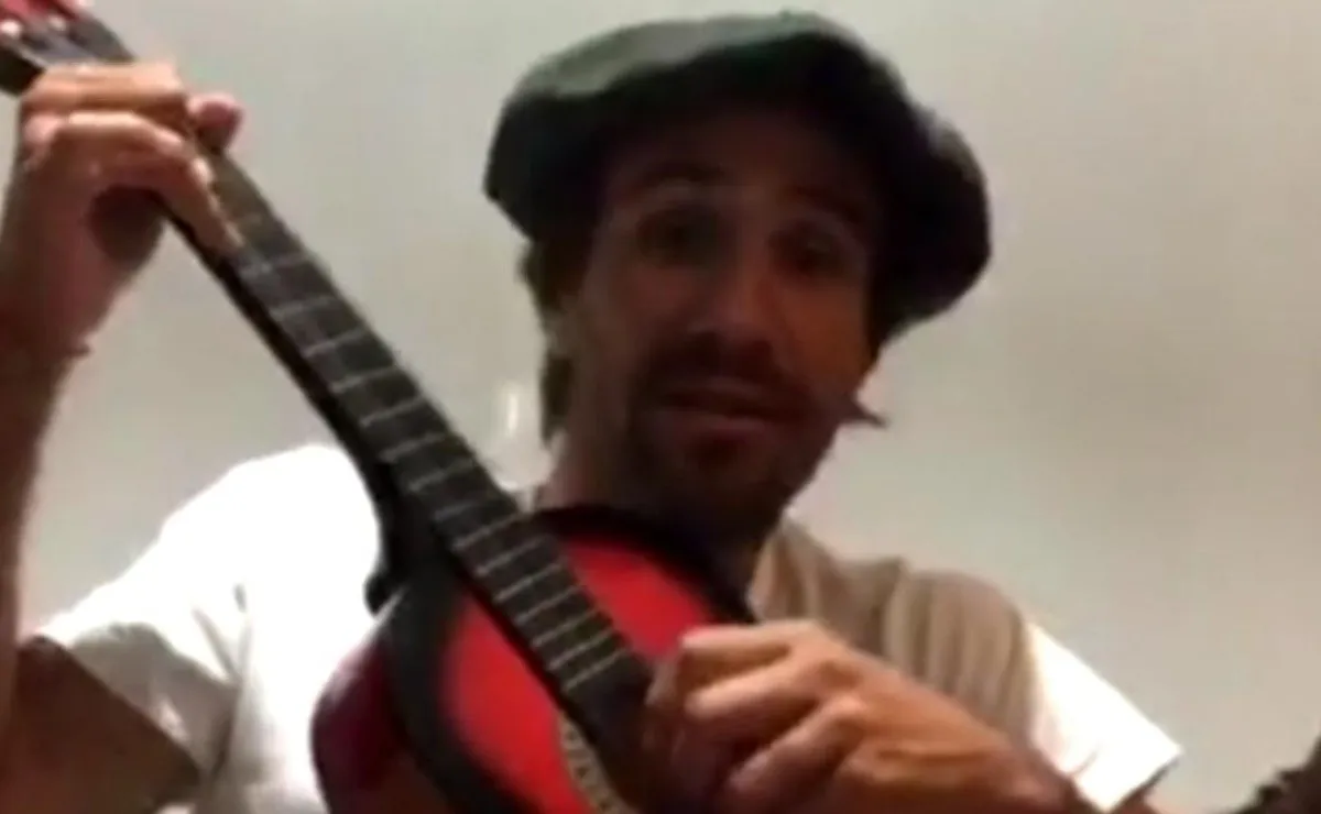 El capitán mostró sus cualidades musicales a pura alegría