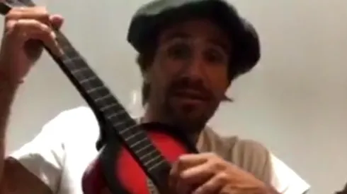 El capitán mostró sus cualidades musicales a pura alegría