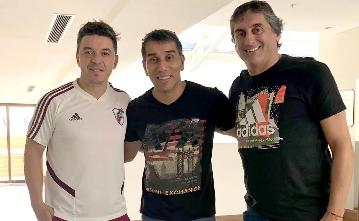 El paraguayo junto a Gallardo y Francescoli, en la previa al último partido de River en su país.