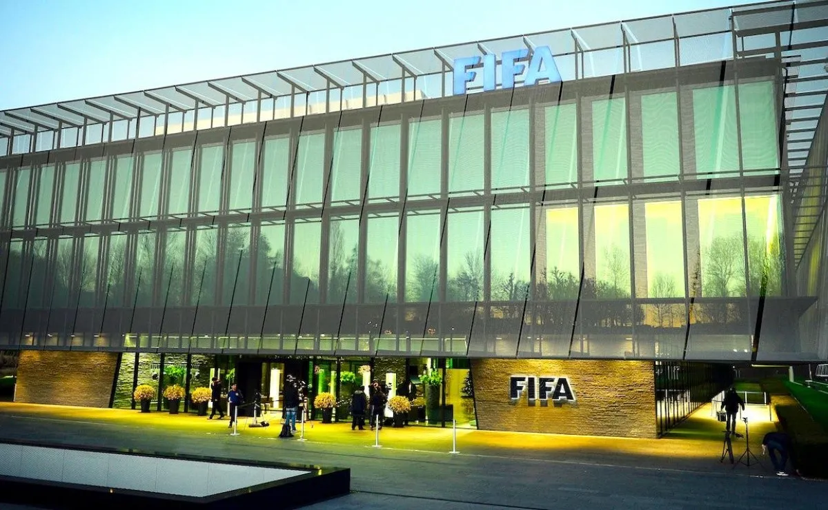 El máximo organismo del fútbol mundial hizo oficial las modificaciones para la temporada 2020/21.