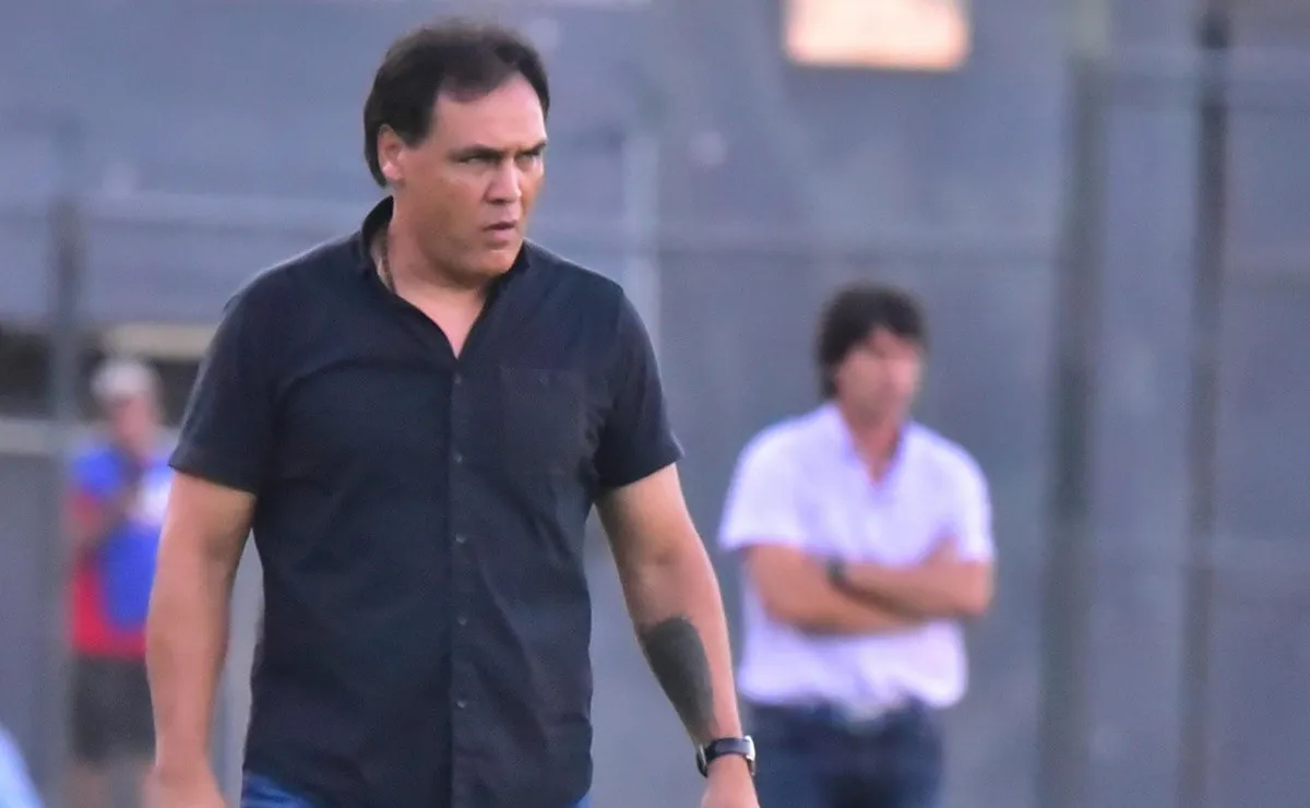 Celso Ayala dirige a River de Paraguay, donde entre sus jugadores tiene a Matías Maidana, hermano de Joni.